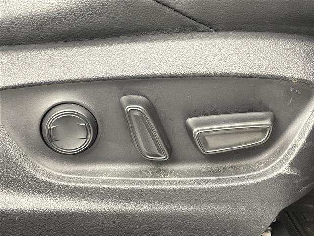 カローラクロス ハイブリッド　Ｚ　禁煙　全方位モニター　ガラスルーフ　レーダークルーズコントロール　シートヒーター　ＥＴＣ　ハーフレザーシート　衝突軽減ブレーキ　レーンキープアシスト　オートハイビーム　ブラインドスポットモニター（12枚目）