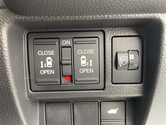 ステップワゴン ｅ：ＨＥＶスパーダ　登録済未使用　純正１１インチナビ　１５インチフリップダウンモニター　両側パワースライドドア　バックカメラ　シートヒーター　衝突軽減　コーナーセンサー　レーンキープ　電動リアゲート　追従クルコン（10枚目）