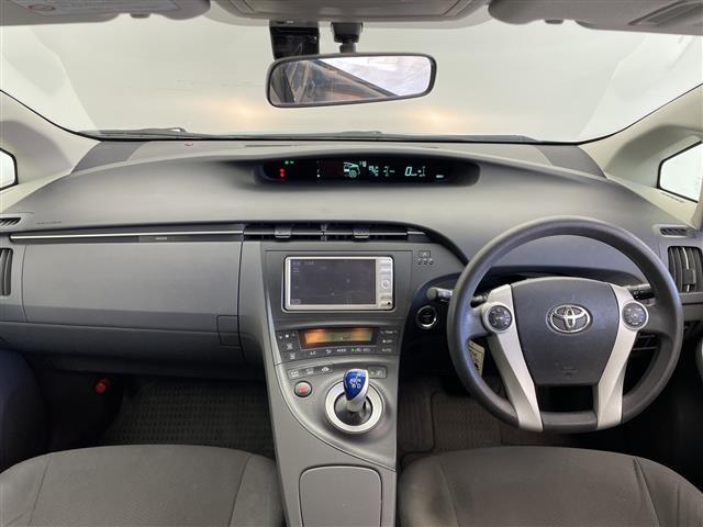 プリウス Ｓ　禁煙　純正ナビ　バックカメラ　ドラレコ　ビルドインＥＴＣ　Ｂｌｕｅｔｏｏｔｈ　フルセグ　ＤＶＤ　ＣＤ　ＳＤ　スペアキー　スマートキー　オートライト（2枚目）