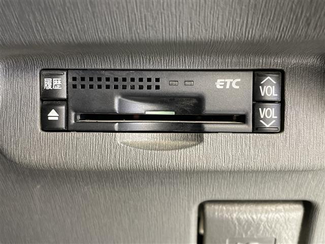プリウス Ｓ　禁煙　純正ナビ　バックカメラ　ドラレコ　ビルドインＥＴＣ　Ｂｌｕｅｔｏｏｔｈ　フルセグ　ＤＶＤ　ＣＤ　ＳＤ　スペアキー　スマートキー　オートライト（5枚目）