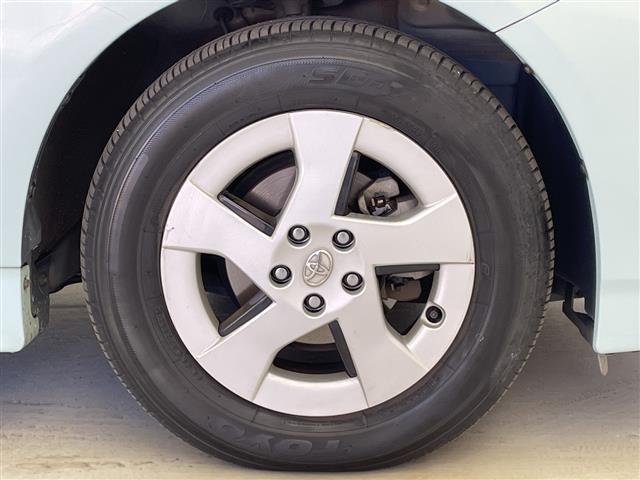 プリウス Ｓ　禁煙　純正ナビ　バックカメラ　ドラレコ　ビルドインＥＴＣ　Ｂｌｕｅｔｏｏｔｈ　フルセグ　ＤＶＤ　ＣＤ　ＳＤ　スペアキー　スマートキー　オートライト（13枚目）