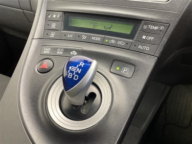 プリウス Ｓ　禁煙　純正ナビ　バックカメラ　ドラレコ　ビルドインＥＴＣ　Ｂｌｕｅｔｏｏｔｈ　フルセグ　ＤＶＤ　ＣＤ　ＳＤ　スペアキー　スマートキー　オートライト（18枚目）