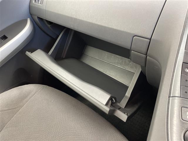 プリウス Ｓ　禁煙　純正ナビ　バックカメラ　ドラレコ　ビルドインＥＴＣ　Ｂｌｕｅｔｏｏｔｈ　フルセグ　ＤＶＤ　ＣＤ　ＳＤ　スペアキー　スマートキー　オートライト（23枚目）