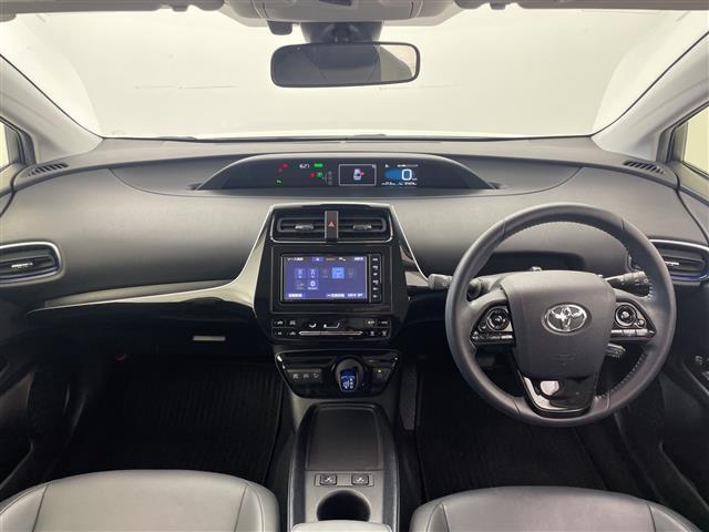 プリウス Ｓツーリングセレクション　禁煙　純正ナビ　バックカメラ　シートヒーター　ビルドインＥＴＣ　追従クルコン　衝突軽減　クリアランスソナー　レーンキープ　Ｂｌｕｅｔｏｏｔｈ　フルセグ　ＤＶＤ　ＣＤ　スペアキー　オートハイビーム（2枚目）