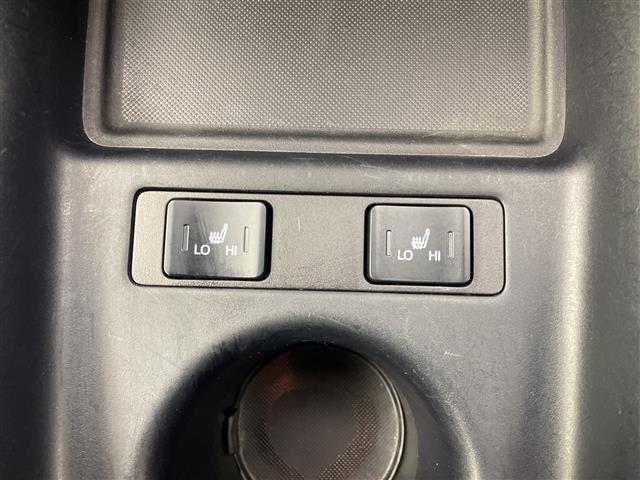 プリウス Ｓツーリングセレクション　禁煙　純正ナビ　バックカメラ　シートヒーター　ビルドインＥＴＣ　追従クルコン　衝突軽減　クリアランスソナー　レーンキープ　Ｂｌｕｅｔｏｏｔｈ　フルセグ　ＤＶＤ　ＣＤ　スペアキー　オートハイビーム（5枚目）