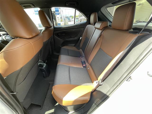 ヤリスクロス ハイブリッドＺ　アドベンチャー　純正８インチナビ／フルセグテレビ／バックカメラ／セーフティセンス／ビルトインＥＴＣ／ブラインドスポットモニター／ＬＥＤヘッドライト／オートライト／パワーシート／シートヒーター／ＡＣ１００Ｖ（24枚目）