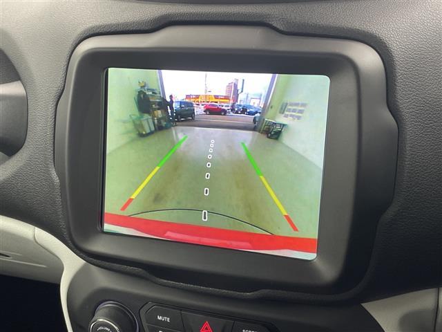 ジープ・レネゲード リミテッド　純正ナビ　フルセグＴＶ　Ｂｌｕｅｔｏｏｔｈ　バックカメラ　ＬＥＤヘッドライト　ビルトインＥＴＣ２．０　　衝突被害軽減ブレーキ　レーンキープアシスト　オートハイビーム　コーナーセンサー（4枚目）