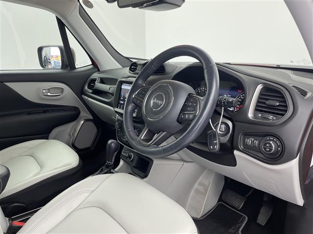 ジープ・レネゲード リミテッド　純正ナビ　フルセグＴＶ　Ｂｌｕｅｔｏｏｔｈ　バックカメラ　ＬＥＤヘッドライト　ビルトインＥＴＣ２．０　　衝突被害軽減ブレーキ　レーンキープアシスト　オートハイビーム　コーナーセンサー（11枚目）