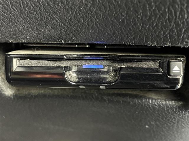 シエンタ ハイブリッドＧ　プリクラッシュセーフティー　オートマチックハイビーム　社外ＳＤナビ　ＣＤ／ＤＶＤ／Ｂｌｕｅｔｏｏｔｈ／フルセグ　バックカメラ　両側パワースライドドア　革巻きステアリング　純正１５インチＡＷ（9枚目）