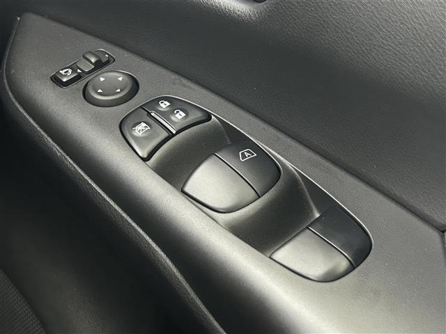 セレナ ハイウェイスター V 純正SDナビ CD/DVD/Bluetooth/フルセグ 全方位カメラ 両側パワースライド ブラインドスポットモニター サイドバイザー フロアマット LEDヘッドライト コーナーセンサー(18枚目)