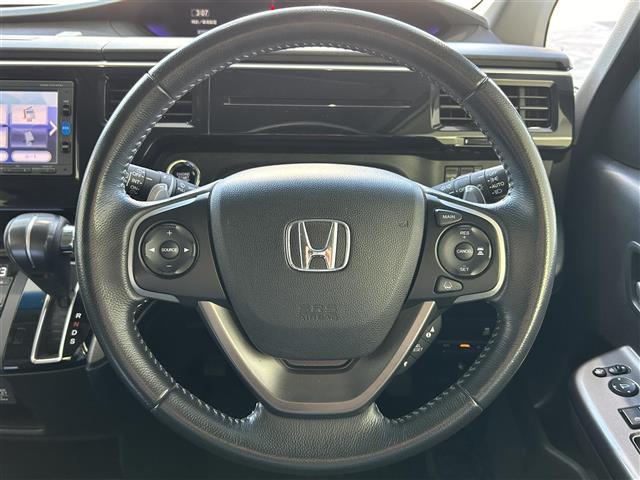 ステップワゴンスパーダ スパーダ ホンダセンシング 衝突軽減ブレーキ(CMBS)アダプティブクルーズコントロール 車線逸脱警告機能 純正7インチSDナビ DVD/CD/BT/FM/AM 革巻きステアリング 両側パワースライドドア ステアリングスイッチ(10枚目)