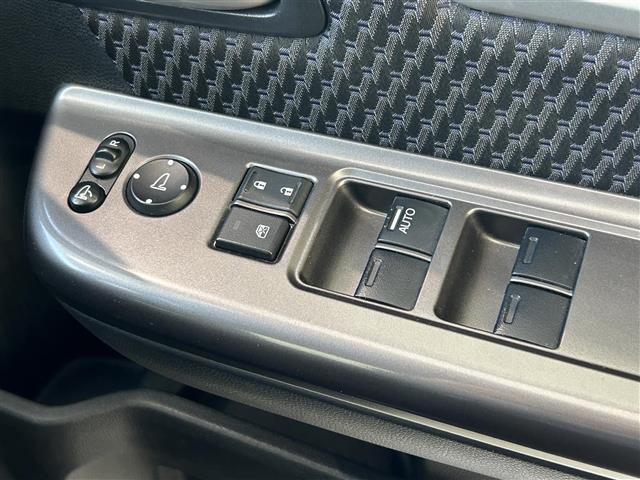 ステップワゴンスパーダ スパーダ ホンダセンシング 衝突軽減ブレーキ(CMBS)アダプティブクルーズコントロール 車線逸脱警告機能 純正7インチSDナビ DVD/CD/BT/FM/AM 革巻きステアリング 両側パワースライドドア ステアリングスイッチ(17枚目)