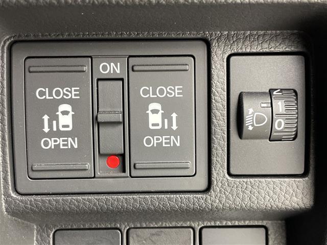 ステップワゴン ｅ：ＨＥＶスパーダ　純正１１．４型ナビ　Ｂカメラ　両側パワスラ　パワーバックドア　ハーフレザーシート　前席シートヒーター　　ＥＴＣ　ＣＭＢＳ　ＡＣＣ先行車検知　ＬＫＡＳ　ＢＳＭ　先行車発進　標識認識機能　踏み間違い衝突軽（3枚目）