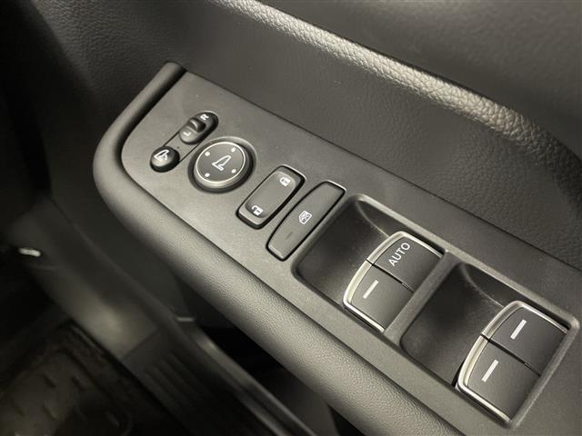 ステップワゴン ｅ：ＨＥＶスパーダ　純正１１．４型ナビ　Ｂカメラ　両側パワスラ　パワーバックドア　ハーフレザーシート　前席シートヒーター　　ＥＴＣ　ＣＭＢＳ　ＡＣＣ先行車検知　ＬＫＡＳ　ＢＳＭ　先行車発進　標識認識機能　踏み間違い衝突軽（17枚目）