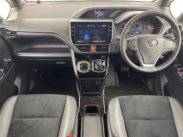 ヴォクシー ハイブリッドＺＳ　煌ＩＩＩ　純正１０型ナビ　バックカメラ　両側パワースライドドア　トヨタセーフティセンス　前席シートヒーター　ＥＴＣ２．０　ＬＥＤヘッドライト　フォグランプ　コーナーセンサー　クルーズコントロール　衝突軽減Ｂ（3枚目）