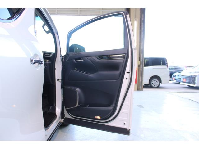 アルファード ２．５Ｓ　Ｃパッケージ　禁煙車　純正１０インチナビ　純正１２インチ後席モニター　バックカメラ　電動リアゲート　レーダークルーズコントロール　クリアランスソナー　フルセグＴＶ　メモリ付パワーシート　ステアリングヒーター　７人乗（30枚目）