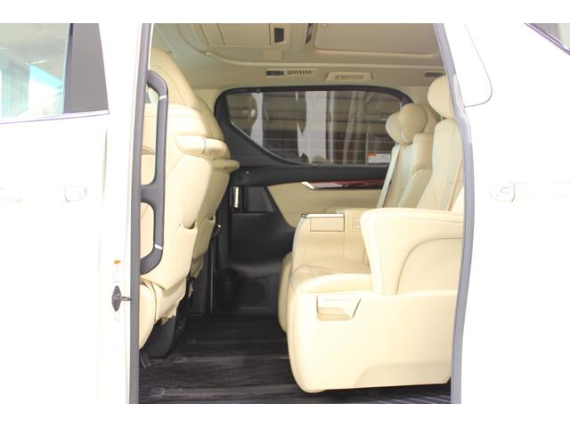 アルファード ３．５ＧＦ　禁煙車　サンルーフ　１０．５インチ純正ナビ　フルセグＴＶ　全周囲カメラ　ＪＢＬサウンド　純正１２インチ後席モニター　シートヒーター　ベージュ革シート　両側電動スライドドア　電動リアゲート　純正１７ＡＷ（43枚目）