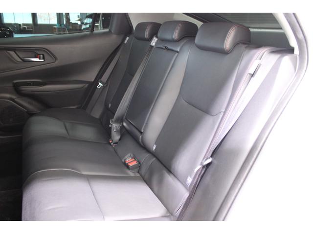 プリウス Z 禁煙車 サンルーフ 純正12.3型ディスプレイオーディオプラス フルセグTV 全周囲カメラ 寒冷地仕様 温冷黒革シート ステアリングヒーター 100V電源 ブラインドスポットモニター 電動リアゲート(43枚目)