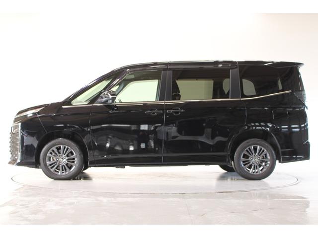 ヴォクシー ハイブリッドＳ－Ｚ　禁煙車　ワンオーナー　寒冷地仕様　１０．５インチディスプレイ　フルセグＴＶ　バックカメラ　ＣＤ・ＤＶＤ再生　ブラインドスポットモニター　両側電動スライドドア　温熱半革シート　トヨタセーフティエンス（10枚目）