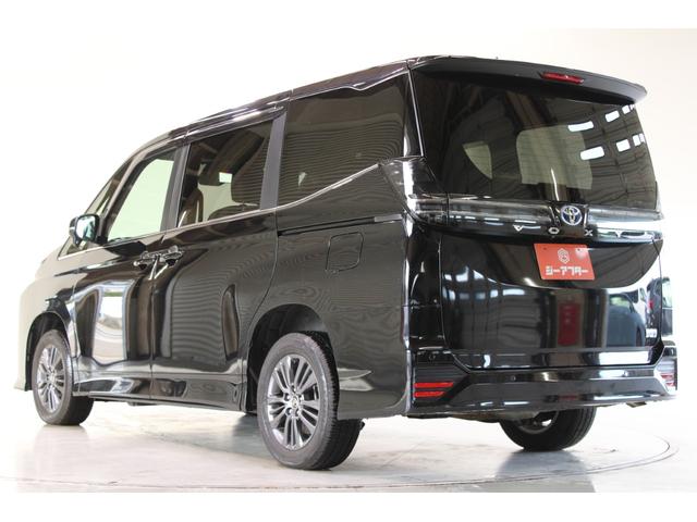 ヴォクシー ハイブリッドＳ－Ｚ　禁煙車　ワンオーナー　寒冷地仕様　１０．５インチディスプレイ　フルセグＴＶ　バックカメラ　ＣＤ・ＤＶＤ再生　ブラインドスポットモニター　両側電動スライドドア　温熱半革シート　トヨタセーフティエンス（11枚目）