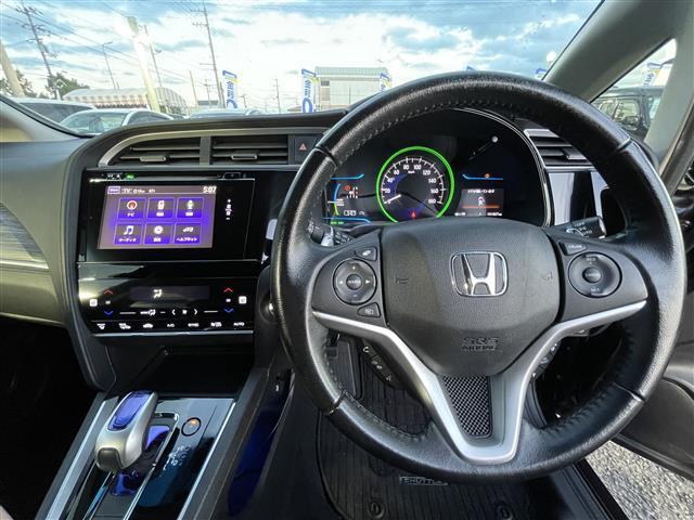 シャトル ハイブリッドZ 衝突軽減被害軽減ブレーキ 純正ナビゲーション Bluetooth バックカメラ ハーフレザーシート LEDヘッドライト フォグランプ クルーズコントロール 室内LEDランプ パドルシフト 純正マット(13枚目)