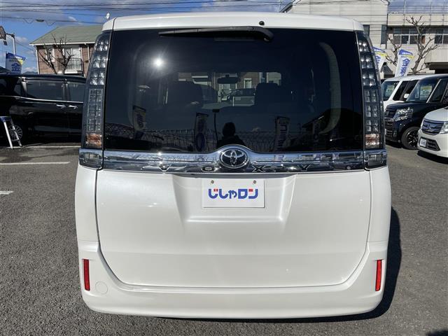 ヴォクシー Ｘ　純正ナビゲーション　バックカメラ　ＥＴＣ　両側パワースライドドア　オートＬＥＤヘッドライト　ＬＥＤデイライト　プッシュスタートスマートキー　ＴＲＣ　ＥＣＯモード切替　アイドリングストップ　リヤエアコン（7枚目）