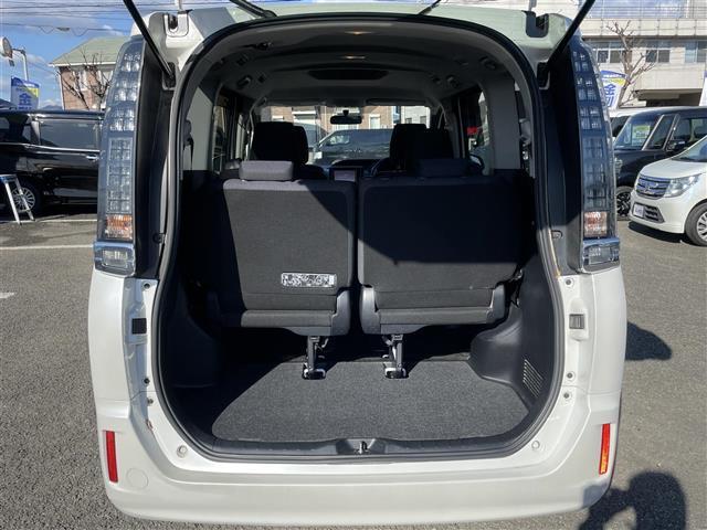 ヴォクシー Ｘ　純正ナビゲーション　バックカメラ　ＥＴＣ　両側パワースライドドア　オートＬＥＤヘッドライト　ＬＥＤデイライト　プッシュスタートスマートキー　ＴＲＣ　ＥＣＯモード切替　アイドリングストップ　リヤエアコン（10枚目）