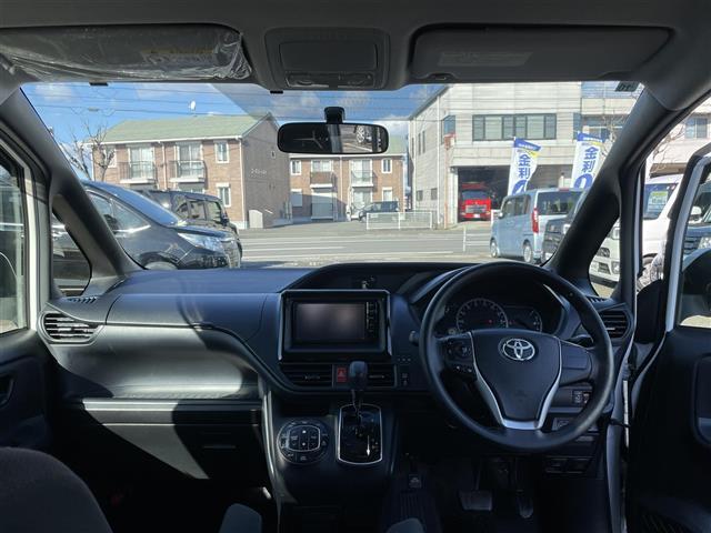 ヴォクシー Ｘ　純正ナビゲーション　バックカメラ　ＥＴＣ　両側パワースライドドア　オートＬＥＤヘッドライト　ＬＥＤデイライト　プッシュスタートスマートキー　ＴＲＣ　ＥＣＯモード切替　アイドリングストップ　リヤエアコン（11枚目）