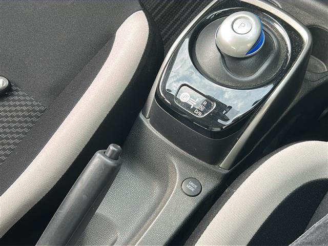 ノート ｅ－パワー　Ｘ　Ｖセレクション　禁煙　エマージェンシーブレーキ　純正ナビ　ＤＶＤ／ＤＴＶ／Ｂｌｕｅｔｏｏｔｈ　アラウンドビューモニター　デジタルインナーミラー　ＬＥＤオートライト　ドライブレコーダー　ステアスイッチ　純正ＡＷ（10枚目）
