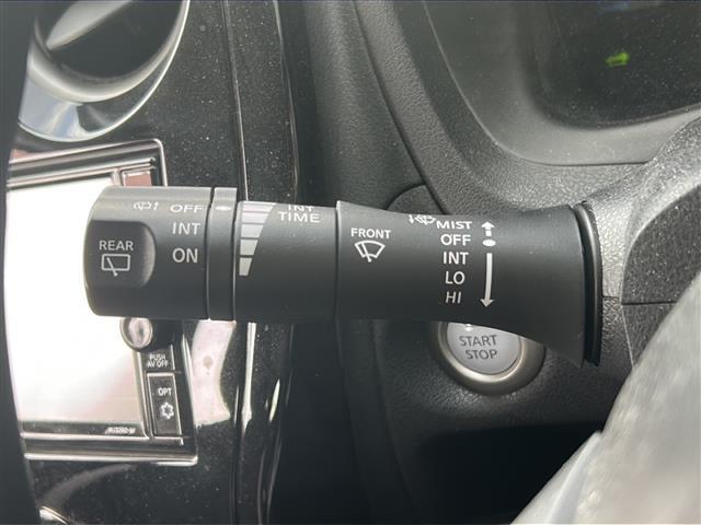 ノート ｅ－パワー　Ｘ　Ｖセレクション　禁煙　エマージェンシーブレーキ　純正ナビ　ＤＶＤ／ＤＴＶ／Ｂｌｕｅｔｏｏｔｈ　アラウンドビューモニター　デジタルインナーミラー　ＬＥＤオートライト　ドライブレコーダー　ステアスイッチ　純正ＡＷ（12枚目）
