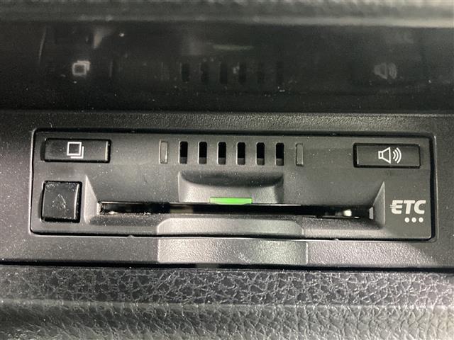 エスクァイア Gi 純正ナビ 両側パワースライドドア プリクラッシュセーフティ レーダークルーズコントロール レーンキープアシスト TRDエアロパーツ シートヒーター 純正アルミホイール 前後ドライブレコーダー LED(17枚目)