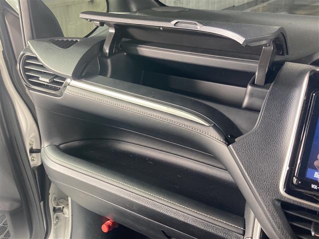 エスクァイア Gi 純正ナビ 両側パワースライドドア プリクラッシュセーフティ レーダークルーズコントロール レーンキープアシスト TRDエアロパーツ シートヒーター 純正アルミホイール 前後ドライブレコーダー LED(22枚目)