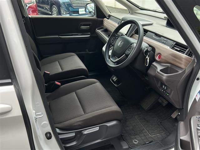 フリードハイブリッド ハイブリッド・Ｇ　禁煙　７人乗　社外ナビ　バックカメラ　シートヒータ　ホンダセンシング　レーダークルーズコントロール　両側パワースライドドア　ＬＥＤヘッドライト　アクティブコーナリングライト　ロールサンシェード（19枚目）