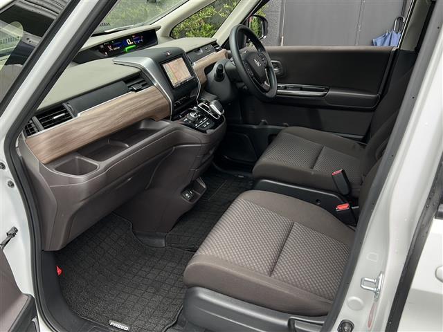 フリードハイブリッド ハイブリッド・Ｇ　禁煙　７人乗　社外ナビ　バックカメラ　シートヒータ　ホンダセンシング　レーダークルーズコントロール　両側パワースライドドア　ＬＥＤヘッドライト　アクティブコーナリングライト　ロールサンシェード（23枚目）