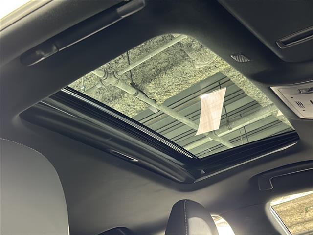 ＩＳ ＩＳ３００ｈ　Ｆスポーツ　禁煙　ムーンルーフ　パノラミックビューモニター　パドルシフト　レーダークルーズコントロール　シートヒーター　ステアリングヒーター　パワーシート　ＬＥＤヘッドライト　ドライブレコーダー　ＥＴＣ２．０（4枚目）