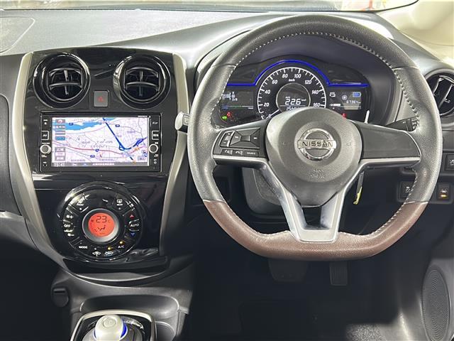 ノート ｅ－パワー　Ｘ　モード・プレミア　禁煙車　純正ナビ　バックカメラ　前方ドライブレコーダー　ＥＴＣ　純正１５インチアルミホイール　純正フロアマット　純正ドアバイザー　横滑り防止装置　衝突被害軽減ブレーキ　レーンキープアシスト　スマキー（2枚目）
