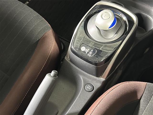ノート ｅ－パワー　Ｘ　モード・プレミア　禁煙車　純正ナビ　バックカメラ　前方ドライブレコーダー　ＥＴＣ　純正１５インチアルミホイール　純正フロアマット　純正ドアバイザー　横滑り防止装置　衝突被害軽減ブレーキ　レーンキープアシスト　スマキー（7枚目）