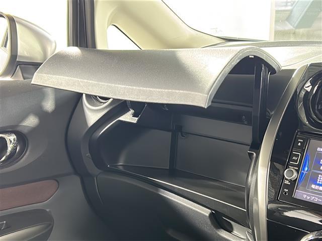 ノート ｅ－パワー　Ｘ　モード・プレミア　禁煙車　純正ナビ　バックカメラ　前方ドライブレコーダー　ＥＴＣ　純正１５インチアルミホイール　純正フロアマット　純正ドアバイザー　横滑り防止装置　衝突被害軽減ブレーキ　レーンキープアシスト　スマキー（8枚目）