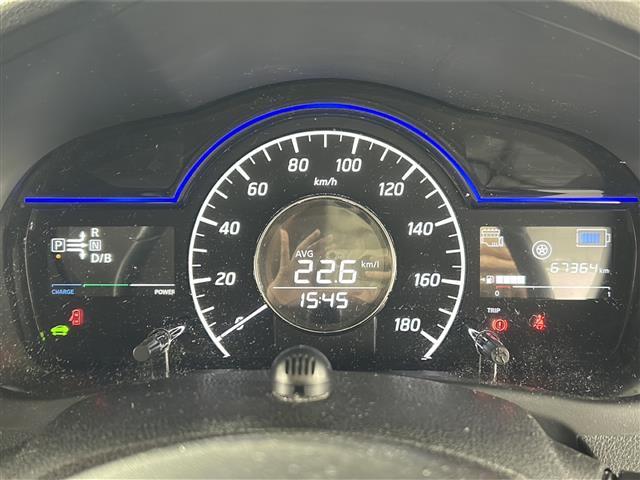 ノート ｅ－パワー　Ｘ　モード・プレミア　禁煙車　純正ナビ　バックカメラ　前方ドライブレコーダー　ＥＴＣ　純正１５インチアルミホイール　純正フロアマット　純正ドアバイザー　横滑り防止装置　衝突被害軽減ブレーキ　レーンキープアシスト　スマキー（9枚目）