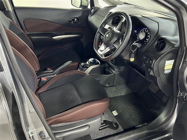 ノート ｅ－パワー　Ｘ　モード・プレミア　禁煙車　純正ナビ　バックカメラ　前方ドライブレコーダー　ＥＴＣ　純正１５インチアルミホイール　純正フロアマット　純正ドアバイザー　横滑り防止装置　衝突被害軽減ブレーキ　レーンキープアシスト　スマキー（19枚目）