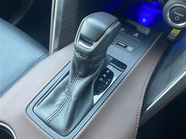 ハリアーハイブリッド Z レザーパッケージ 禁煙 パノラマルーフ デジタルインナーミラー パノラミックビューモニター 12.3型ナビ BSM シートヒーター/ベンチレーション レザーシート ETC2.0 ワイヤレス充電 LEDヘッドライト(13枚目)