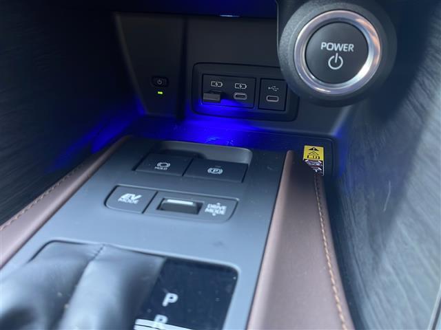 ハリアーハイブリッド Z レザーパッケージ 禁煙 パノラマルーフ デジタルインナーミラー パノラミックビューモニター 12.3型ナビ BSM シートヒーター/ベンチレーション レザーシート ETC2.0 ワイヤレス充電 LEDヘッドライト(15枚目)