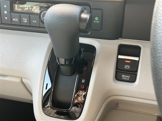 N-BOX ベースグレード 届出済み未使用車 片側パワースライドドア D/Nシートヒーター プロジェクター式フルLEDヘッドライト(デイタイムランニングランプ付) スマートキー ロールサンシェード 電子制御パーキングブ(7枚目)