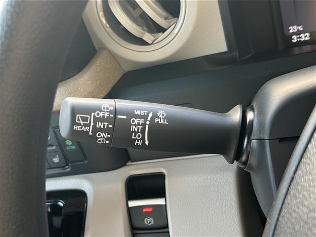 N-BOX ベースグレード 届出済み未使用車 片側パワースライドドア D/Nシートヒーター プロジェクター式フルLEDヘッドライト(デイタイムランニングランプ付) スマートキー ロールサンシェード 電子制御パーキングブ(12枚目)