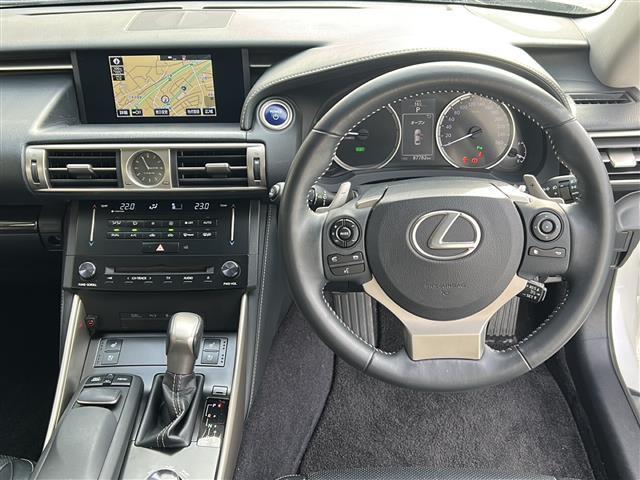 ＩＳ ＩＳ３００ｈ　バージョンＬ　禁煙　純正ナビ　ＣＤ／ＤＶＤ／ＤＴＶ／Ｂｌｕｅｔｏｏｔｈ／Ｂｌｕ－ｒａｙ　バックカメラ　クルーズコントロール　黒革シート　シートヒーター　シートベンチレーション　パワーシート　メモリシート　ＥＴＣ（3枚目）