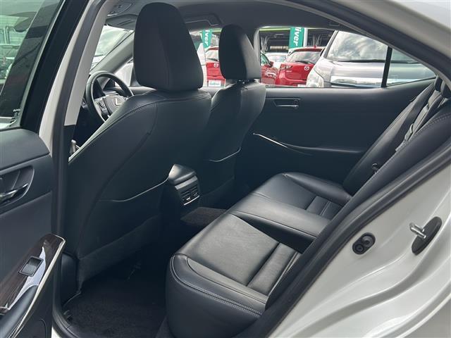 ＩＳ ＩＳ３００ｈ　バージョンＬ　禁煙　純正ナビ　ＣＤ／ＤＶＤ／ＤＴＶ／Ｂｌｕｅｔｏｏｔｈ／Ｂｌｕ－ｒａｙ　バックカメラ　クルーズコントロール　黒革シート　シートヒーター　シートベンチレーション　パワーシート　メモリシート　ＥＴＣ（26枚目）