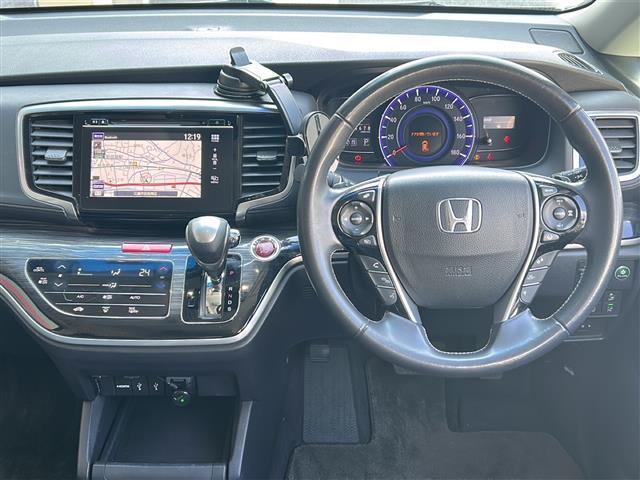 オデッセイ アブソルート・アドバンス　禁煙　メーカーナビ　マルチビューカメラ　スマートパーキングアシスト　フリップダウンモニター　ＬＥＤヘッドライト　ＯＰ１８インチアルミホイール　両側パワースライドドア　ドライブレコーダー　ＥＴＣ（3枚目）