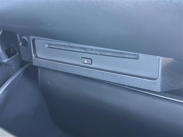 ヴォクシー ハイブリッドＳ－Ｚ　禁煙　１０．５型ディスプレイ　１３型フリップダウンモニター　ＢＳＭ　ユニバーサルステップ　シートヒーター　ハーフレザーシート　バックカメラ　両側パワースライドドア　ＥＴＣ２．０　スペアタイヤ（7枚目）