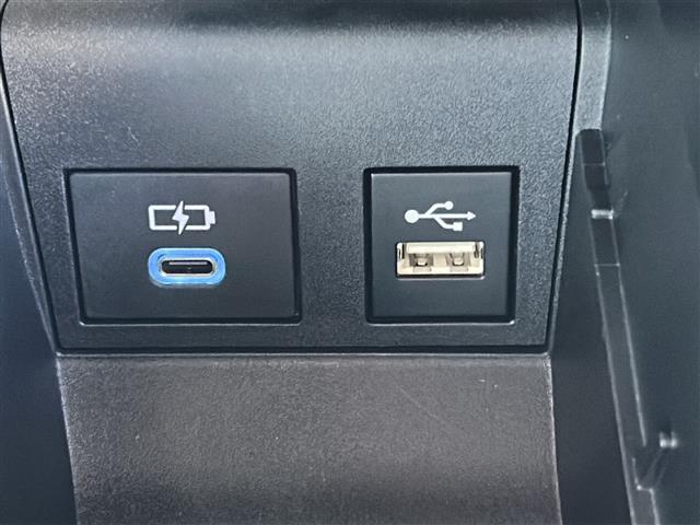 ヴォクシー ハイブリッドＳ－Ｚ　禁煙　１０．５型ディスプレイ　１３型フリップダウンモニター　ＢＳＭ　ユニバーサルステップ　シートヒーター　ハーフレザーシート　バックカメラ　両側パワースライドドア　ＥＴＣ２．０　スペアタイヤ（11枚目）