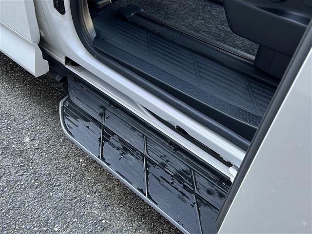 ヴォクシー ハイブリッドＳ－Ｚ　禁煙　１０．５型ディスプレイ　１３型フリップダウンモニター　ＢＳＭ　ユニバーサルステップ　シートヒーター　ハーフレザーシート　バックカメラ　両側パワースライドドア　ＥＴＣ２．０　スペアタイヤ（31枚目）